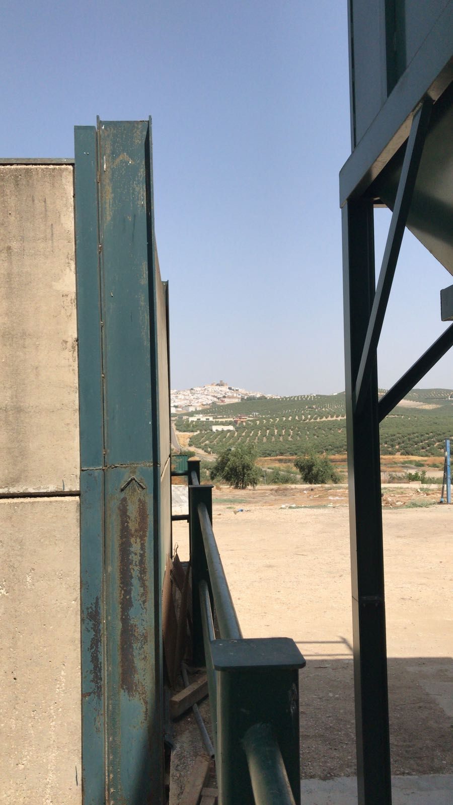 Das weiße Dorf Espejo in der Region Córdoba, umgeben von Olivenhainen